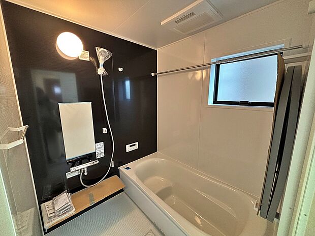 【☆System　Bath☆ 】☆System　Bath☆
半身浴も楽しめる一坪タイプの浴室は、防カビ仕様となっており、お掃除も楽々です。浴室乾燥機を完備し雨の日のお洗濯も安心です。