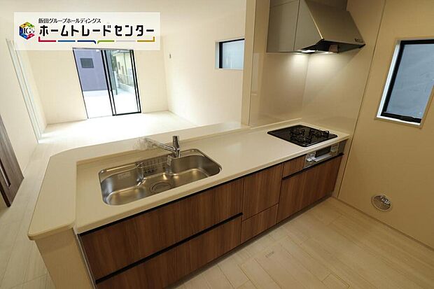 【キッチン】いつもご家族と一緒に過ごせるのが対面キッチンの魅力!今日の出来事を話しながら、一緒にお料理をしながら…いつもご家族の笑顔が近くにあります。