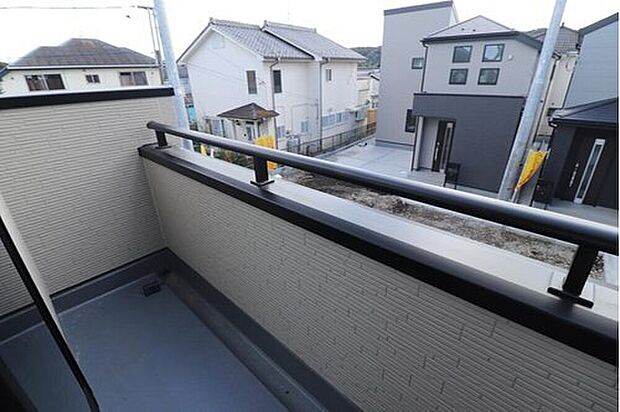 【バルコニー】太陽に愛された邸は、陽当り・通風に優れた魅力的かつ快適さを追求した邸宅でした。ここに住むからこそ意味がある。そんな特別感に浸りながら、毎日をお過ごし頂けるお家がこちらです♪