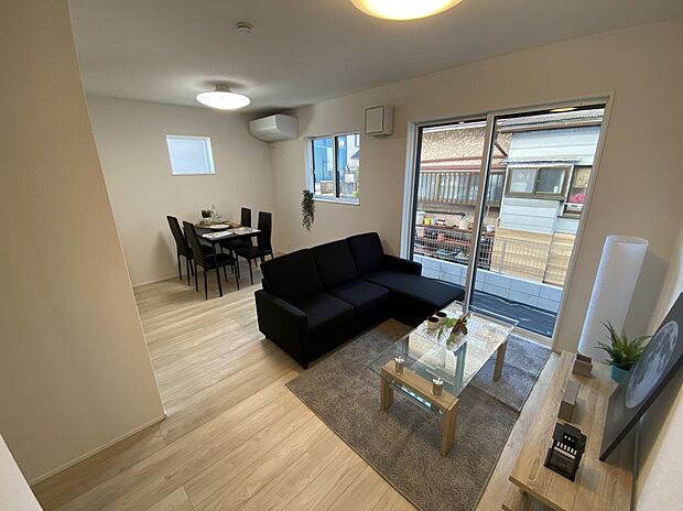 【☆Living Room☆ 】☆Living Room☆
インティメイトなくつろぎを味わえるリビングルームはひそやかな憩いの場となることで、新しいゆとりをもたらし、今までにないライフスタイルをもたらします。