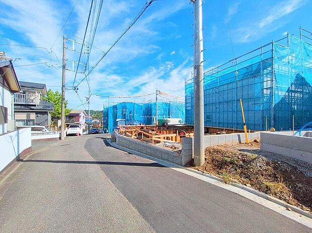 【前面道路含む現地写真】☆ただ「住まう」だけではございません。気持ち良く住んで欲しい気持ちをこめて…。お住まいの事、住まう街の事、お金の事、何でもご相談下さいませ。
