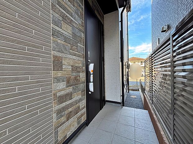 【現地外観写真】☆ひとたび扉を開けばそこに待っているのは上質な空間とマイホームでの新生活をイメージさせる優雅なひととき。「この家なら…」ではなく「ここに住みたい♪」と思う感動をお届けいたします。