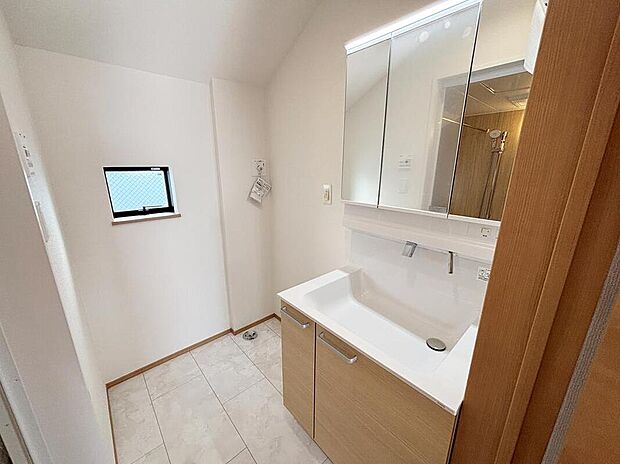 【洗面台・洗面所】収納スペースもバッチリなこちらの洗面化粧台。忙しい朝の時間にお役立ち!化粧品やヘアケア用品など細かな物もしっかり収納しておけるから「あれ?アレどこだっけ?」がなくなること間違いなし♪