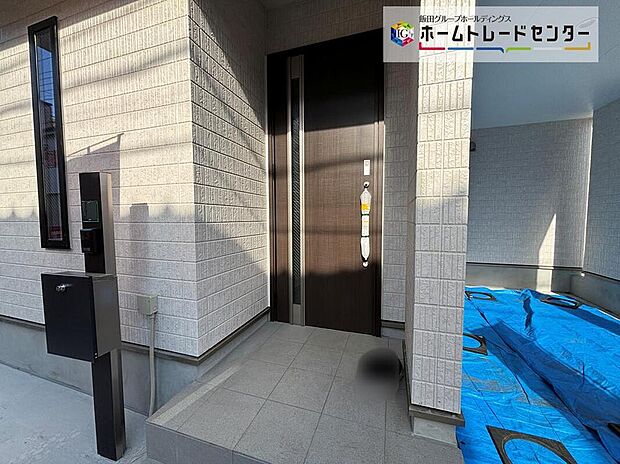 【玄関】上質感漂う玄関と廊下。居住者の帰り、訪れる方を優しく迎える・安らぎに満ちた生活空間を予感させる。健やかな暮らしを楽しめそう。