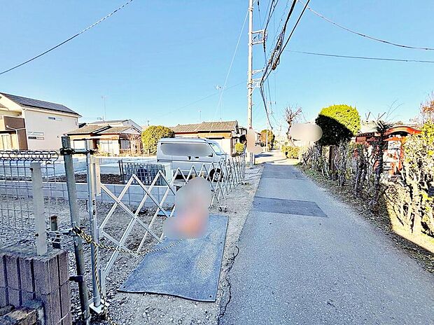 【前面道路含む現地写真】周辺は交通量の少ない生活道路なので小さなお子様がいても安心です♪前面道路は車通りが多くないので、お車の出し入れもラクラク♪