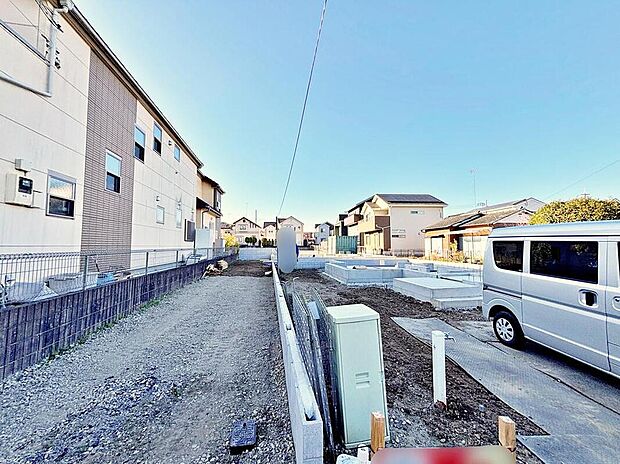 【現地外観写真】嬉しいコンクリート仕上げのカースペースは、雨の日も足元を気にせず外出できます。空いたスペースには、花や緑で彩るガーデニングもオススメです。リビングからの景観もインテリアの一つになりそうです。
