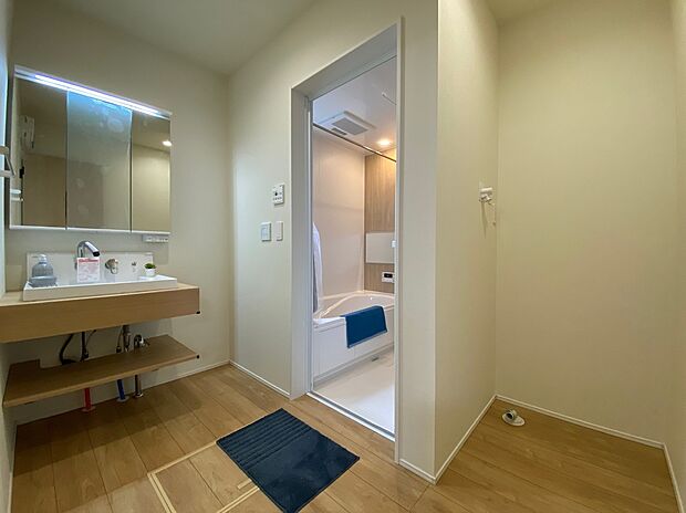 【☆Powder Room☆ 】☆Powder Room☆
十分な大きさの洗面台は収納もさる事ながら、身だしなみチェックや歯磨きなど、朝の慌ただしい時間でもホテルライクなスペースで余裕とゆとりを感じて頂けます。