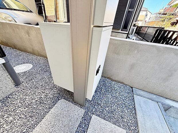 【宅配ボックス】ネット社会の今、利用が多くなってきたネット通販にも対応しています！宅配ボックスを設置済みですので、外出中でも再配達いらず♪