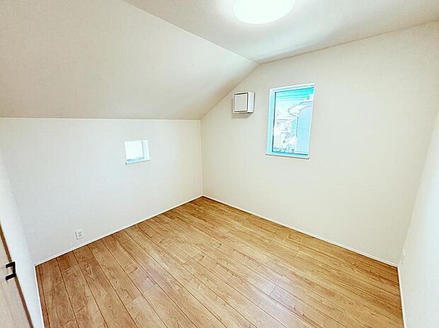 【リビング以外の居室】一人にひと部屋？収納？書斎？趣味部屋？あるいは客室？部屋数の多い間取りは、家族構成やライフステージの変化にも柔軟な対応を可能にし、家族の選択肢を広げます。