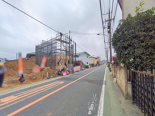 【前面道路含む現地写真】☆街に溶け合う美しい景観を生みだしているにも関わらず、採光や風通しを考えて設計された間取り。近隣との視線を考え、街全体で調整される窓位置。外観だけでなく、そこに住まうご家族の心地よさを最優先しました。