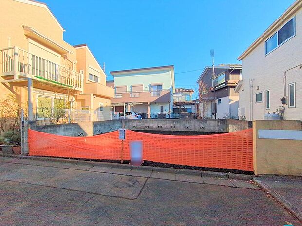 【現地外観写真】☆雨の日も濡れずに降りられるビルトインガレージ付き。強い風や雨からお気に入りのお車を守ってくれます♪愛車のお手入れもしやすいですね◎