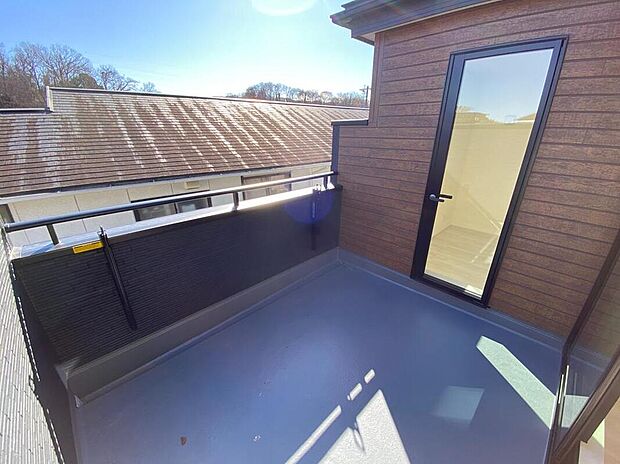 【バルコニー】太陽に愛された邸は、陽当り・通風に優れた魅力的かつ快適さを追求した邸宅でした。ここに住むからこそ意味がある。そんな特別感に浸りながら、毎日をお過ごし頂けるお家がこちらです♪