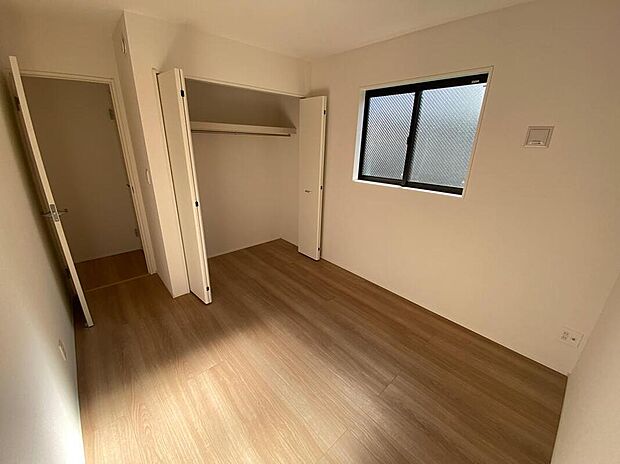 【リビング以外の居室】2面採光を確保した明るい室内は、風通しも良く、大変居心地の良い空間となっております。爽やかな風を感じて起きる朝は、快適生活の始まりに！