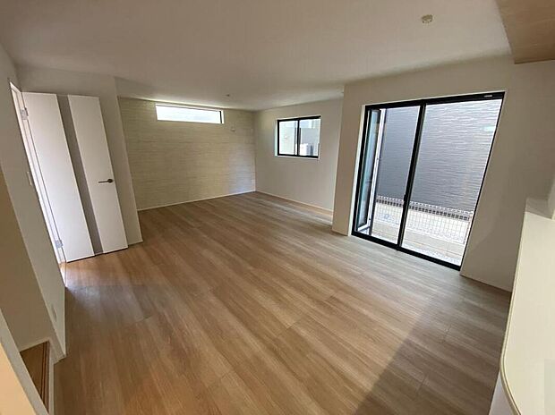 【リビング】会話が弾むリビング、料理が愉しくなるキッチン。家は、ただ生活する場ではなく、暮らしを愉しく、快適にする場所。笑顔の毎日、安らぎの日々のために、最新の設備・仕様を採用。