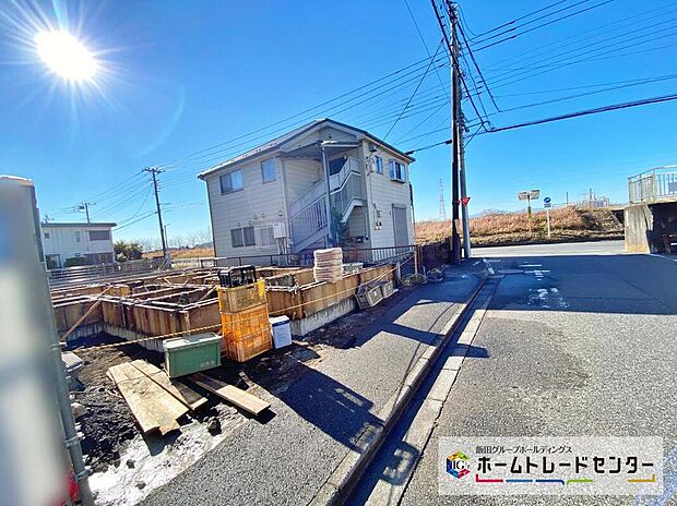 【前面道路含む現地写真】多摩川まで徒歩1分♪サイクリングやお散歩に最適な環境です。前面道路は7.9ｍあるので、車庫入れが苦手な方でも安心して入れられます。