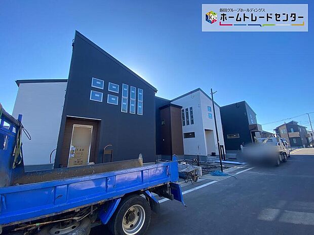 【前面道路含む現地写真】住環境良好な人気の低層住居専用地域です。周辺には、採光を遮る高層建築物がございませんので、空が広く大きく感じます。