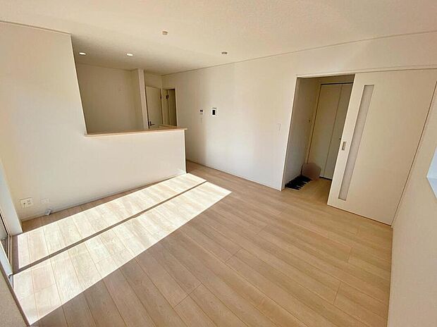 【リビング】☆使い勝手の良い、「リビングイン階段」の間取り。棟により、パントリーやリビング収納、WICなど収納も充実！日当たりの良いワイドバルコニーも魅力です♪