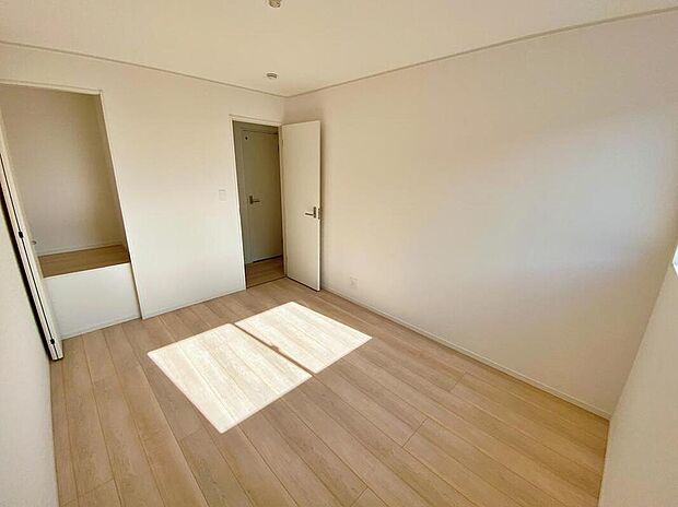 【リビング以外の居室】バルコニーに面したお部屋は、通風・採光共に良好な上、解放感タップリ♪
明るいお部屋は住まう人の心も明るくしてくれますね☆