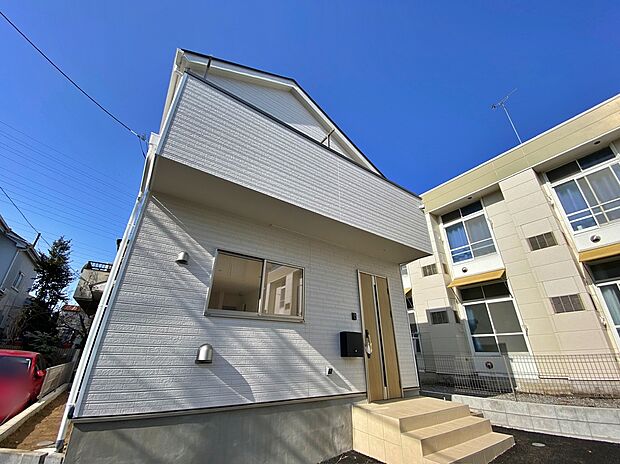 【現地外観写真】☆忙しく過ぎゆく日常を置き去るほど、ゆったりした時間が流れる住環境。『快適』とは「家」と「街」と「環境」が調和した時に訪れるだと改めて感じさせる永住邸がこちらです。