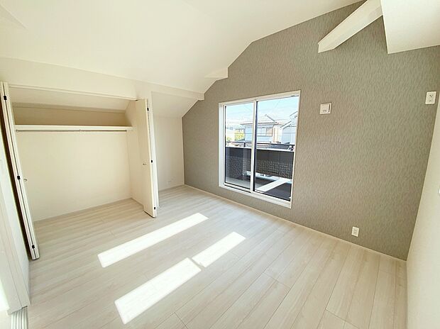 【☆Room☆】居室にはクローゼットを完備し、自由度の高い家具の配置が叶うシンプルな空間です。お子様の成長と共に必要になる子供部屋にぴったりの間取りですね。