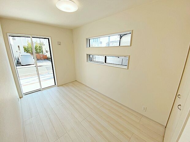 【☆Room☆】2面採光を確保した明るい室内は、風通しも良く、大変居心地の良い空間となっております。爽やかな風を感じて起きる朝は、快適生活の始まりに！