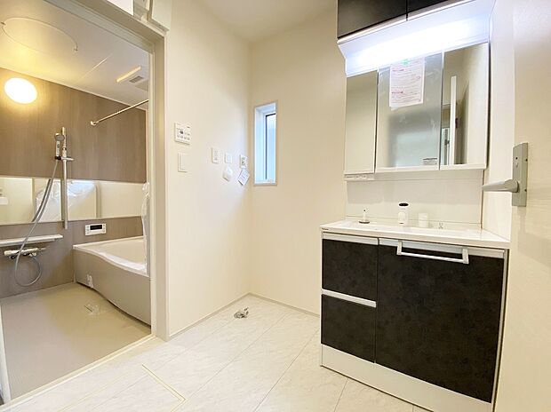 【☆Powder Room☆】三面鏡ならではの収納力、シャンプードレッサーならではの機能性、どちらも採用しております。汚れが落ちやすいすべり台ボウルは手入れもしやすく日々の生活を陰ながら支えてくれる仕様