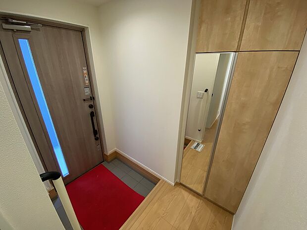 【☆Entrance☆ 】☆Entrance☆
お家に出会う人々を迎える玄関だからこそ、広々清潔感あふれる空間にしたいものです。採光・通風にも配慮された設計で毎日明るい空間をキープします♪