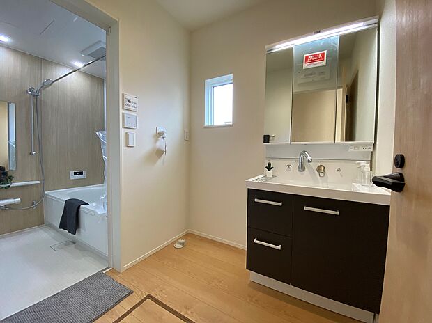 【☆Powder Room☆】☆Powder Room☆
十分な大きさの洗面台は収納もさる事ながら、身だしなみチェックや歯磨きなど、朝の慌ただしい時間でもホテルライクなスペースで余裕とゆとりを感じて頂けます。