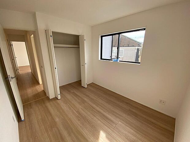 【リビング以外の居室】居室のサッシにはペアガラスを採用、高い断熱性による省エネと結露対策に有効です。室内を快適な空間に代えてくれます。現地の採光や通風も実際にご確認下さいませ♪