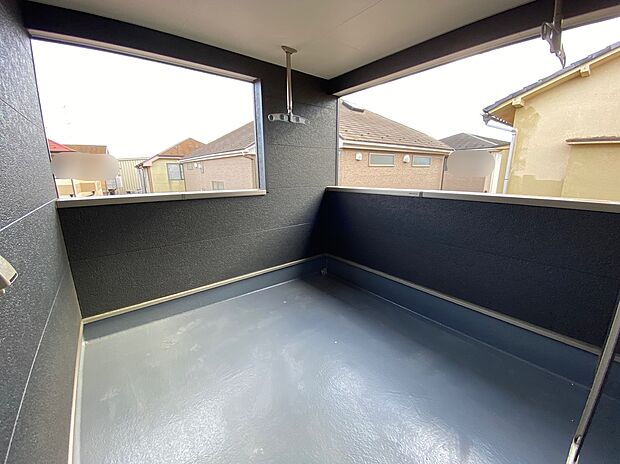 【☆Balcony☆】太陽に愛された邸は、陽当り・通風に優れた魅力的かつ快適さを追求した邸宅でした。ここに住むからこそ意味がある。そんな特別感に浸りながら、毎日をお過ごし頂けるお家がこちらです♪