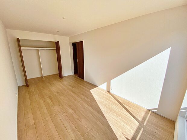 【☆Room☆】大きな窓からたっぷりと陽光が注がれる明るい空間。家族の成長に対応できる永住仕様の間取り。一日の疲れを癒やしてくれる、時を忘れて過ごせる空間。