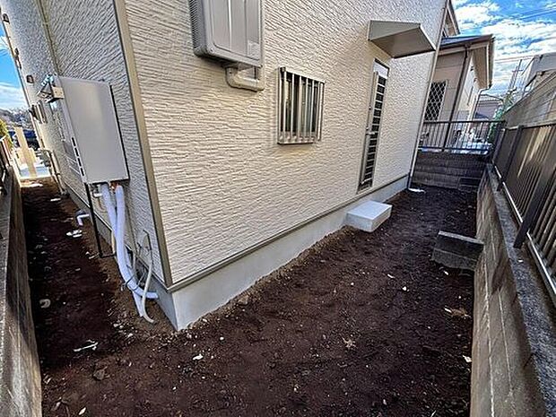 【庭】勝手口から出られる裏庭は、リサイクルのペットボトルなどを置いたり、アウトドア用品なども置いておける充分なスペースがあります!