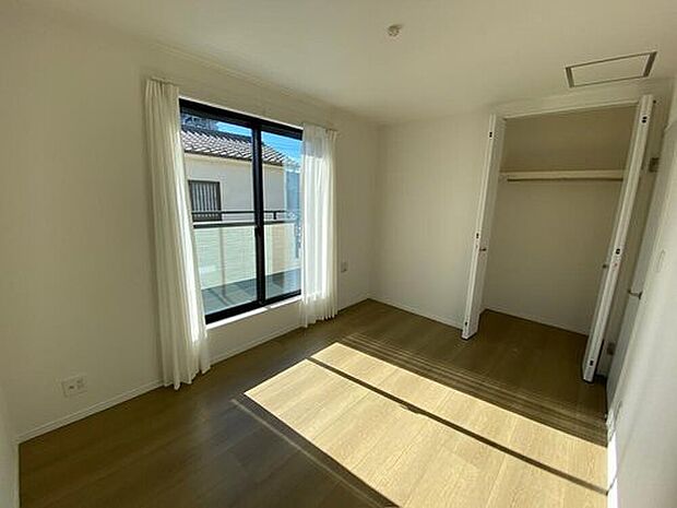 【 リビング以外の居室】居室にはクローゼットを完備し、自由度の高い家具の配置が叶うシンプルな空間です。お子様の成長と共に必要になる子供部屋にぴったりの間取りですね。