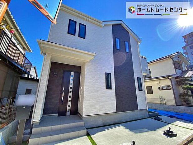 【前面道路含む現地写真】☆駐車スペースは車種により2~3台分!ファミリーカーの需要が多い中、駐車場も広めに確保いたしました。マンションとは違う敷地内駐車。ご主人様のお車のお手入れにも気合が入りますね。