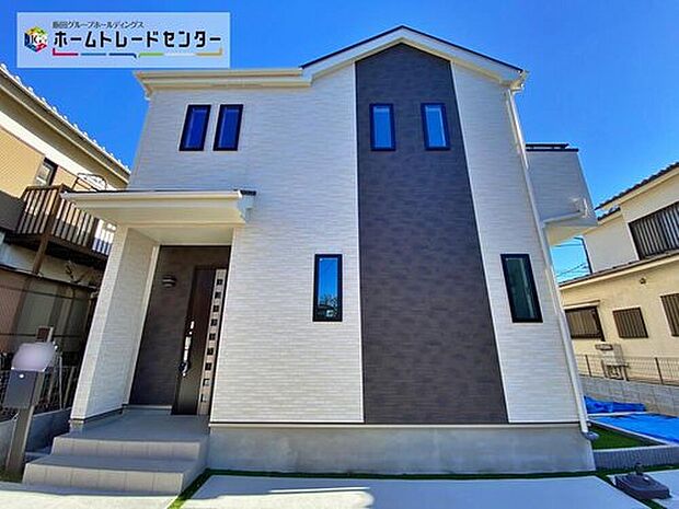 【現地外観写真】☆街に溶け合う美しい景観を生みだしているにも関わらず、採光や風通しを考えて設計された間取り。近隣との視線を考え、街全体で調整される窓位置。外観だけでなく、そこに住まうご家族の心地よさを最優先しました。