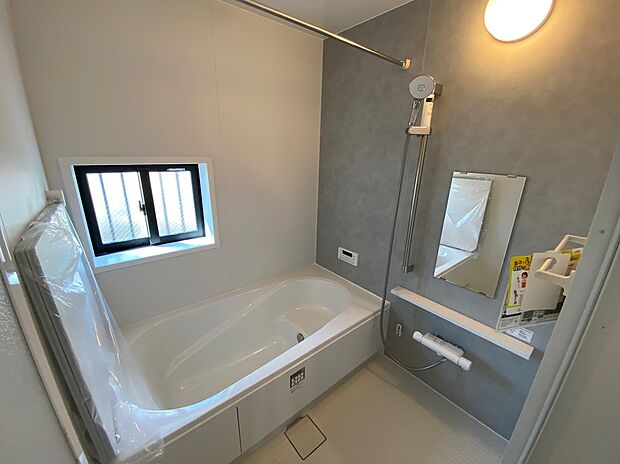 【☆System　Bath☆ 】☆System　Bath☆
半身浴も楽しめる一坪タイプの浴室は、防カビ仕様となっており、お掃除も楽々です。浴室乾燥機を完備し雨の日のお洗濯も安心です。