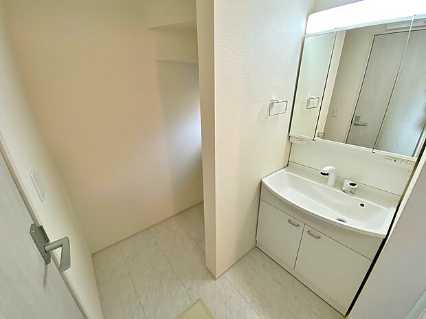 【☆Powder Room☆】三面鏡ならではの収納力、シャンプードレッサーならではの機能性、どちらも採用しております。汚れが落ちやすいすべり台ボウルは手入れもしやすく日々の生活を陰ながら支えてくれる仕様