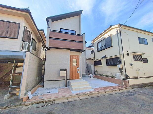 【現地外観写真】☆アクセントカラーがぱっと目をひくシンプルシックでおしゃれな外観。カースペースも確保しました！コンクリート仕上げのカースペースですので、雨の日も足元を気にせず外出できます。