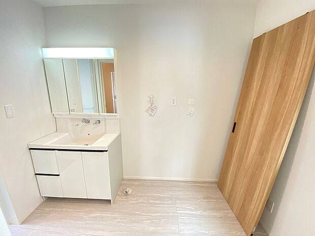 【☆Powder Room☆ 】☆Powder Room☆
収納スペースもバッチリなこちらの洗面化粧台。忙しい朝の時間にお役立ち!化粧品やヘアケア用品など細かな物もしっかり収納しておけるから「あれ?アレどこだっけ?」がなくなること間