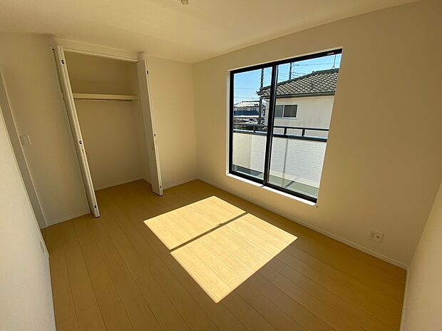 【☆Room☆ 】☆Room☆
居室に完備の収納は、お部屋を広々使うことが出来る優れもの!大切な思い出の品や、「今は使わない」季節ものを大切に保管♪スッキリ綺麗なお部屋で、趣味の時間も更に充実♪