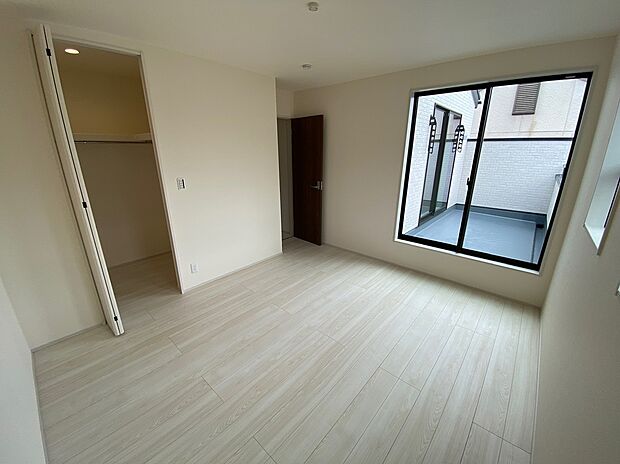 【☆Room☆ 】☆Room☆
バルコニーに面したお部屋は、通風・採光共に良好な上、解放感タップリ♪
明るいお部屋は住まう人の心も明るくしてくれますね☆