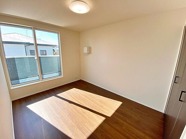 【リビング以外の居室】バルコニーに面したお部屋は、通風・採光共に良好な上、解放感タップリ♪
明るいお部屋は住まう人の心も明るくしてくれますね☆