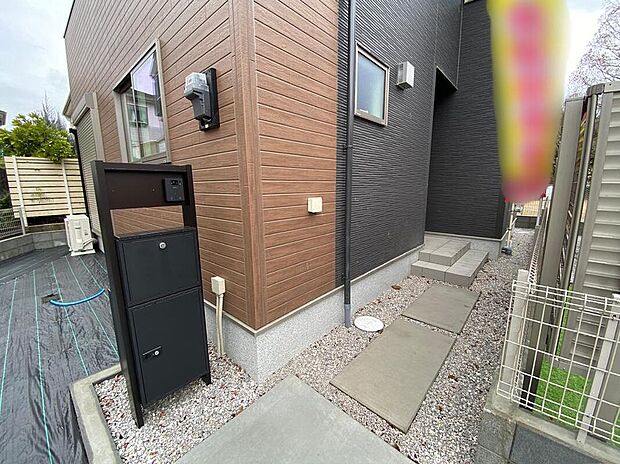 【玄関】お家に出会う人々を迎える玄関♪「ただいま」、「こんにちは」、「風の音」が心地よいBGMになることでしょう♪