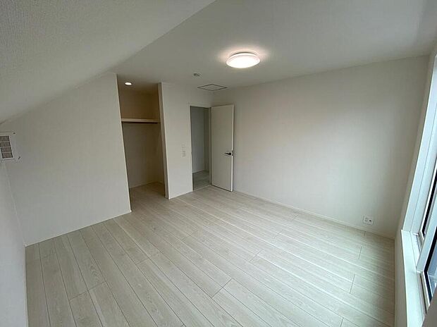 【リビング以外の居室】住まう方でカスタマイズしていただけるシンプルなデザインの内装。ご自身で素敵な空間を創り上げられます。