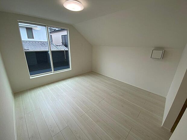 【リビング以外の居室】大きな窓からたっぷりと陽光が注がれる明るい空間。家族の成長に対応できる永住仕様の間取り。一日の疲れを癒やしてくれる、時を忘れて過ごせる空間。