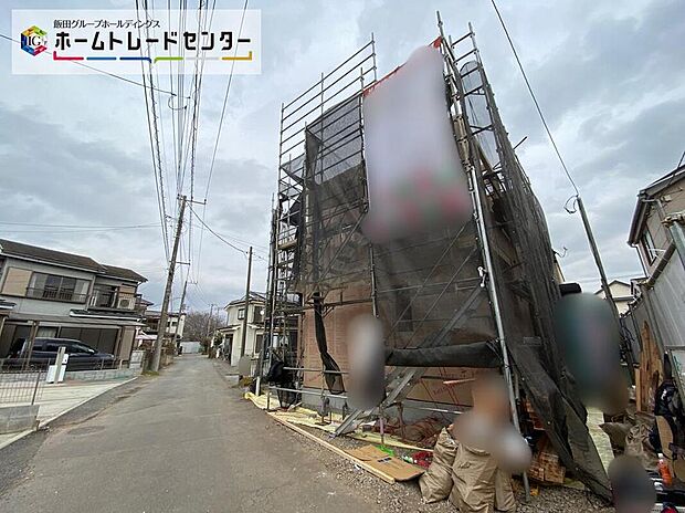 【現地外観写真】☆街に溶け合う美しい景観を生みだしているにも関わらず、採光や風通しを考えて設計された間取り。近隣との視線を考え、街全体で調整される窓位置。外観だけでなく、そこに住まうご家族の心地よさを最優先しました。