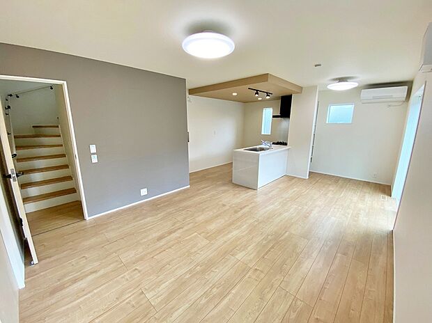 【☆Living　Room☆ 】☆Living　Room☆
大きな窓のあるリビングは、陽光あふれる明るい空間です。居心地良く、ご家族皆がゆったり寛げる憩いの空間となりそうです。