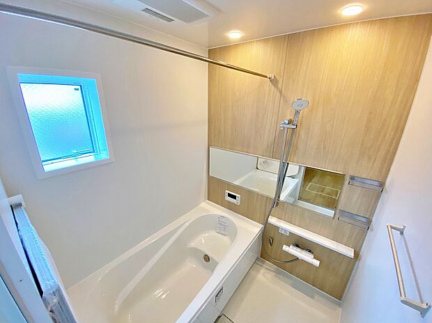 【☆System　Bath☆ 】☆System　Bath☆
「頑張った今日一日の疲れを癒すには、ゆっくり寛げる浴室が良いなぁ。」そんなお声にピッタリな、こちらの浴室♪ゆったりお湯に浸かれる浴槽は半身浴も可能です！