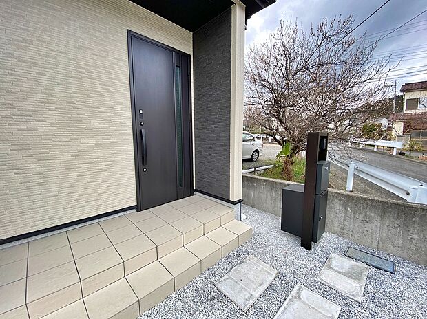 【現地外観写真】嬉しいコンクリート仕上げのカースペース。雨の日も足元を気にせず外出できます。空いたスペースには、花や緑で彩るガーデニングもオススメです。リビングからの景観もインテリアの一つになりそうです。