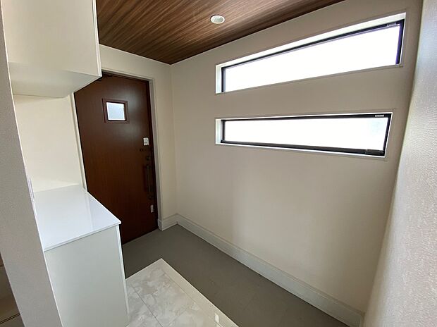 【☆Entrance☆ 】☆Entrance☆
上質感漂う玄関と廊下。居住者の帰り、訪れる方を優しく迎える・安らぎに満ちた生活空間を予感させる。健やかな暮らしを楽しめそう。